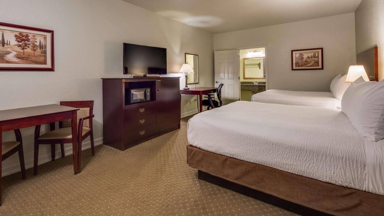 Queen Room with Two Queen Beds - Non-Smoking at Best Western Plus Bayshore Inn