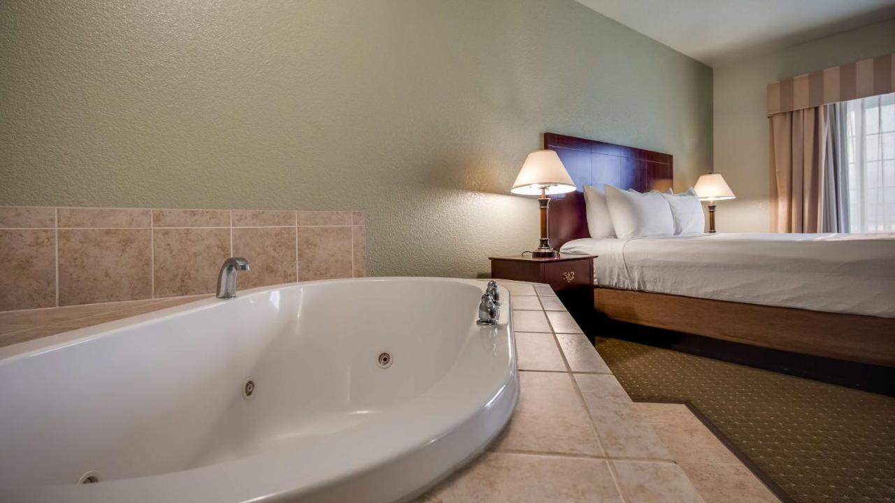 | Best Western Plus Bayshore Inn