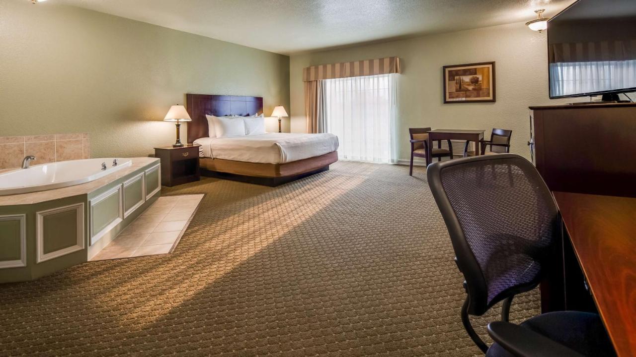 King Room with Whirlpool - Non-Smoking at Best Western Plus Bayshore Inn