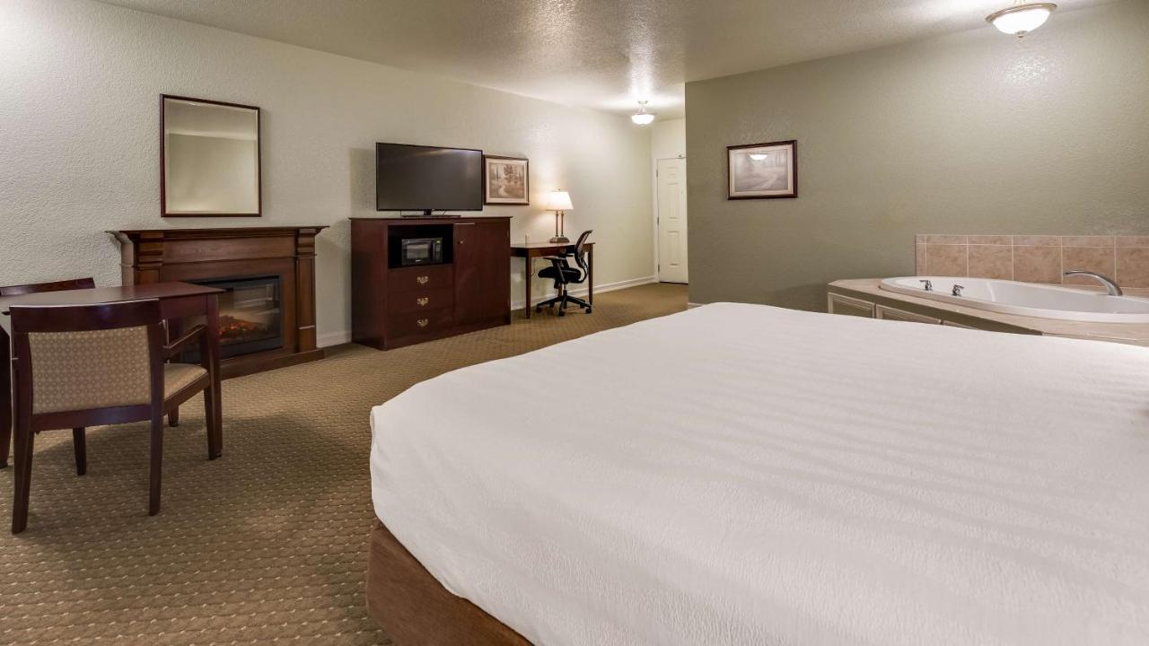 King Room with Whirlpool - Non-Smoking at Best Western Plus Bayshore Inn