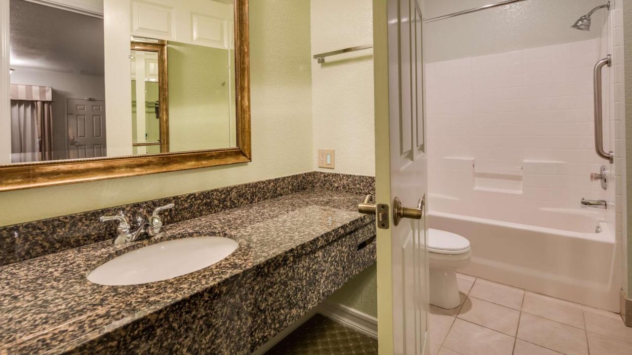 | Best Western Plus Bayshore Inn