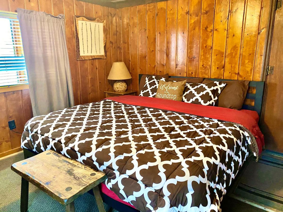 | Roundtop Mountain Vista - Cabins and Motel