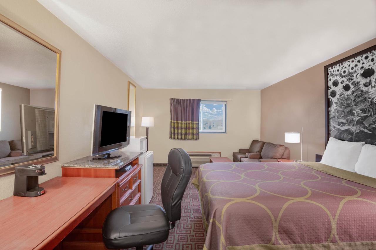 Queen Room - Non-Smoking at Super 8 by Wyndham Fort Madison