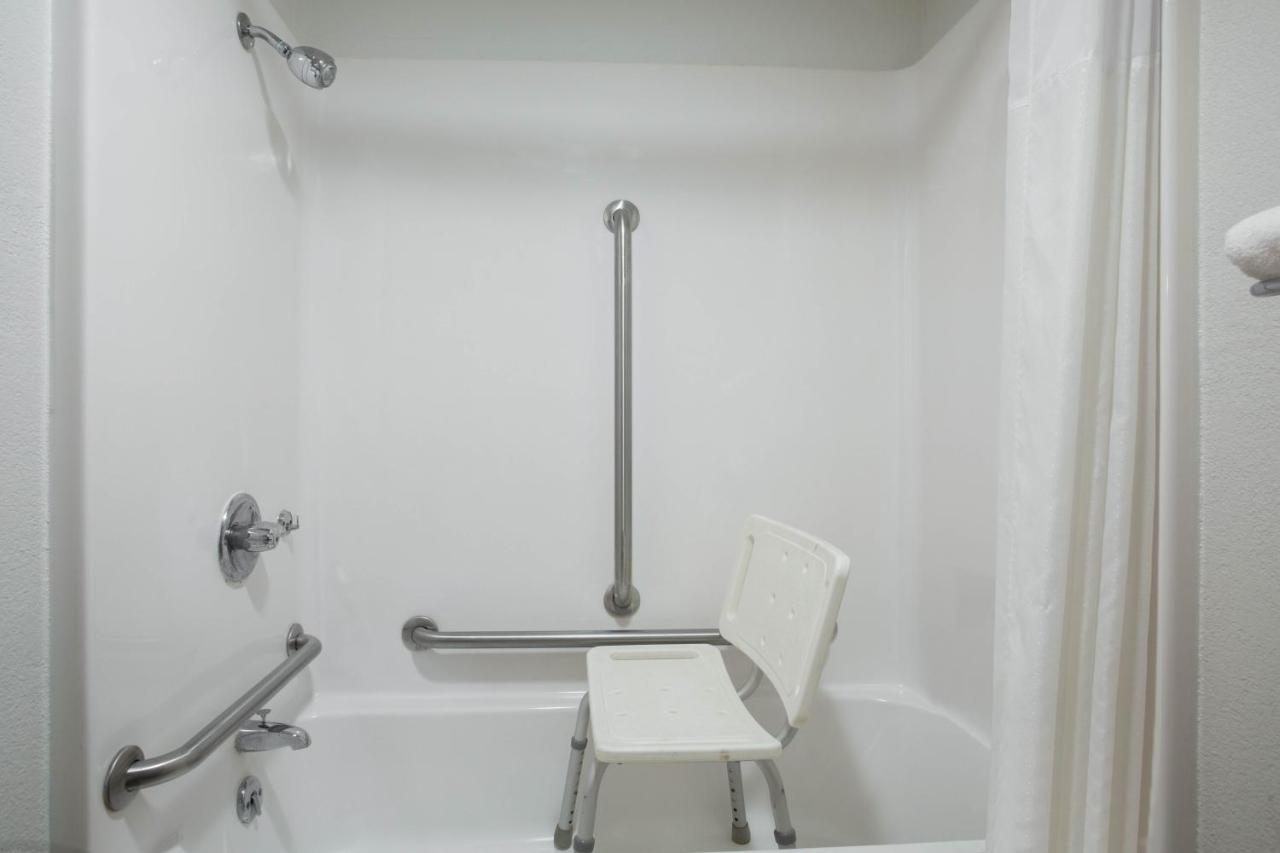 Queen Room - Mobility Access/Non-Smoking at Super 8 by Wyndham Fort Madison