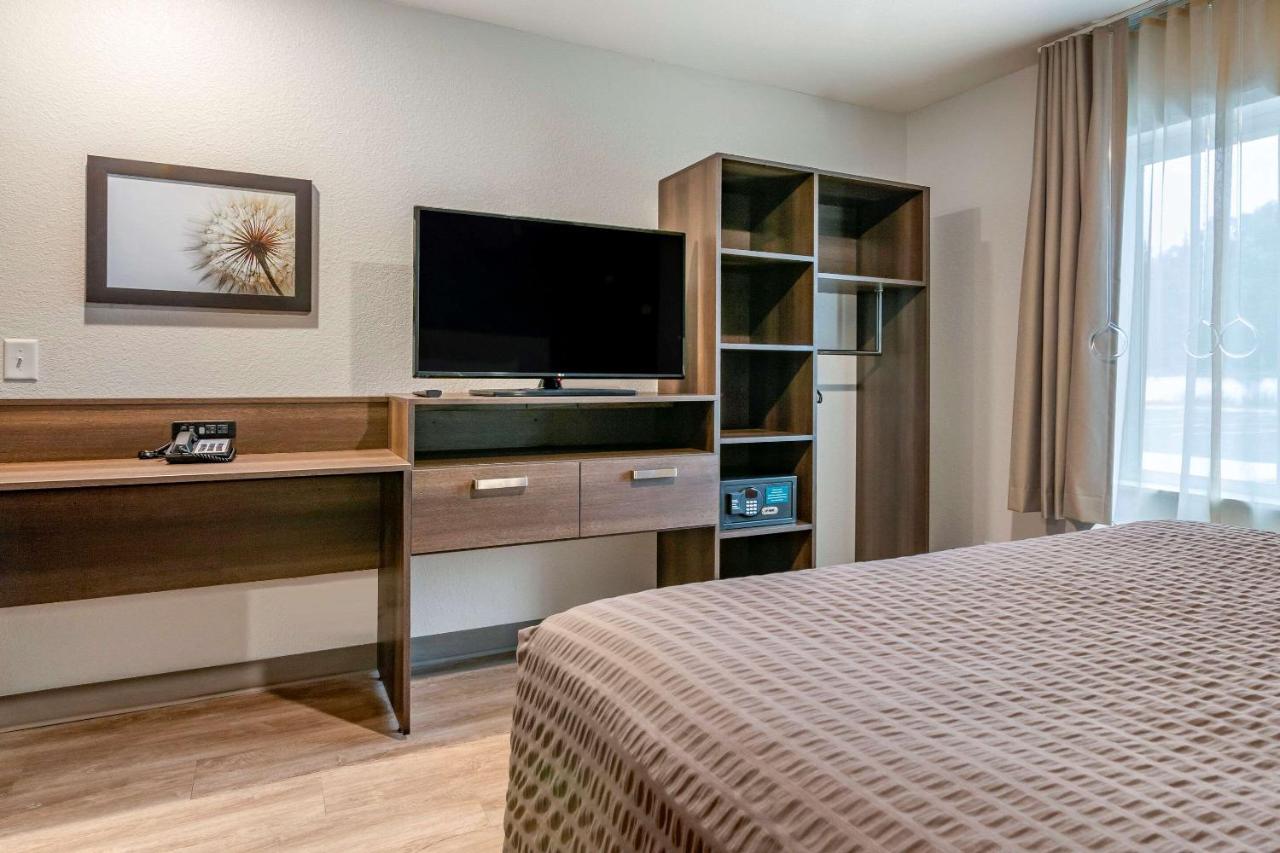 Queen Room with Tub and Sofa Bed - Accessible/Non-Smoking at WoodSpring Suites Brunswick