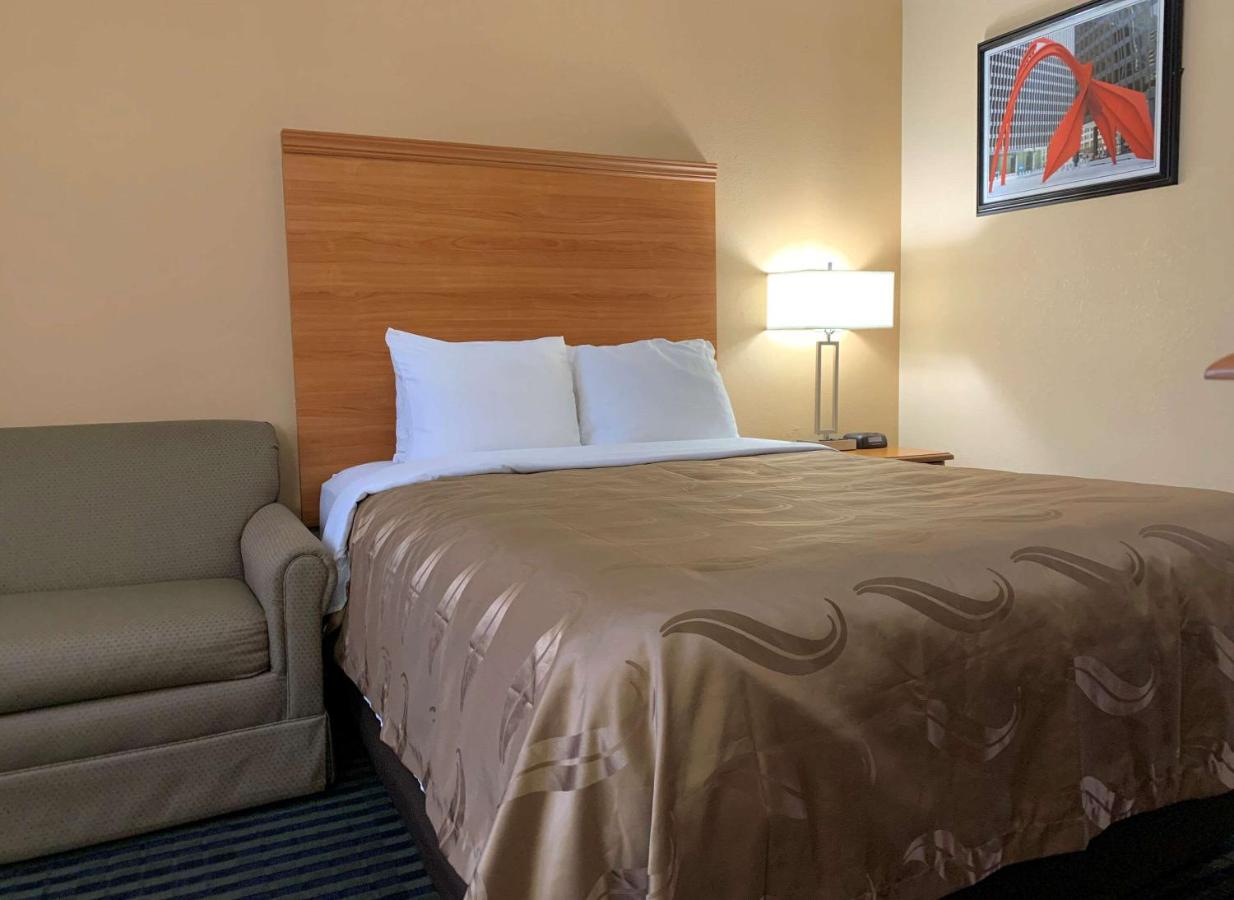 Queen Room - Accessible/Non-Smoking at Quality Inn Ottawa near Starved Rock State Park