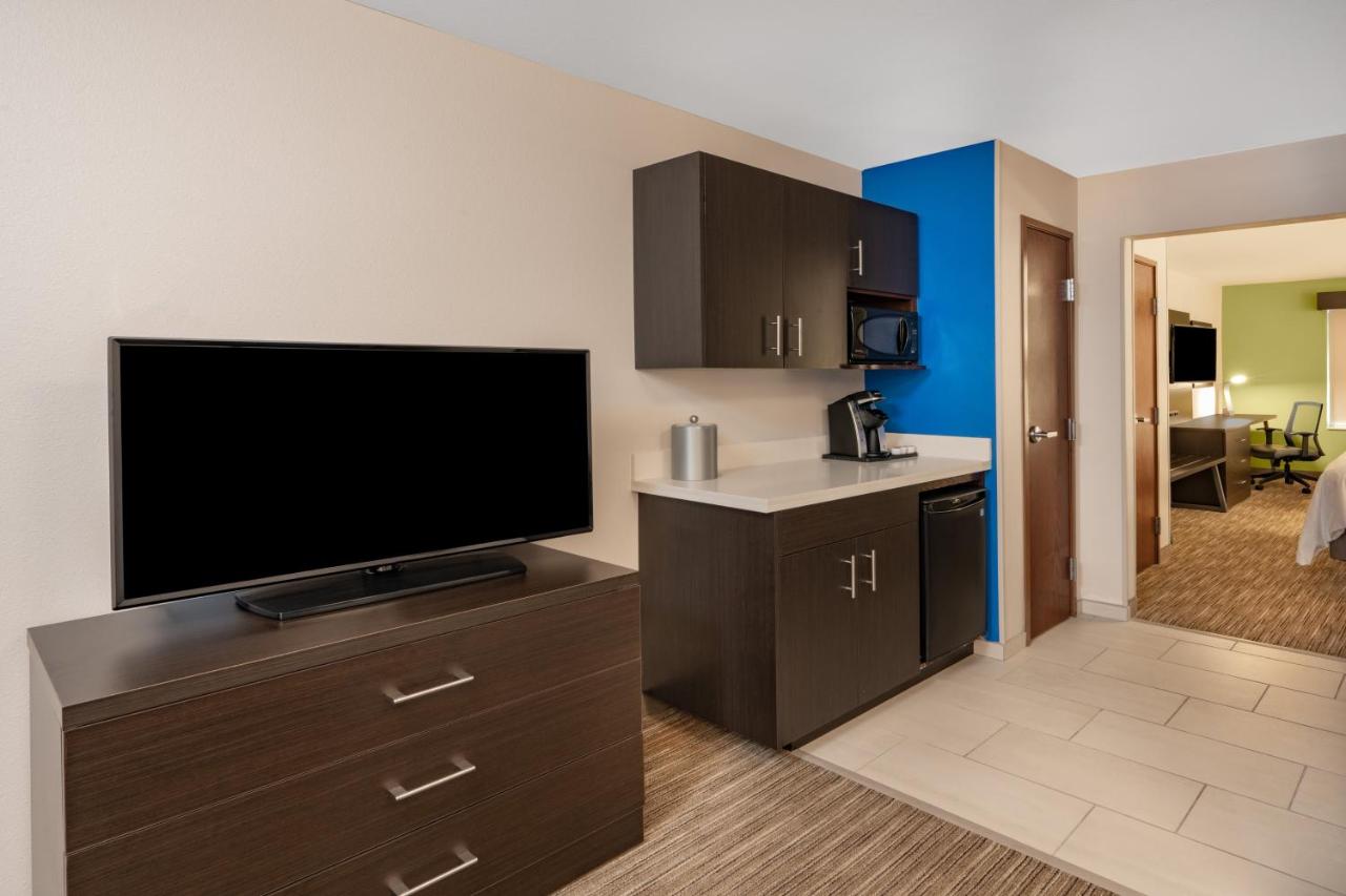 Queen Suite at Holiday Inn Express & Suites Trinidad by IHG