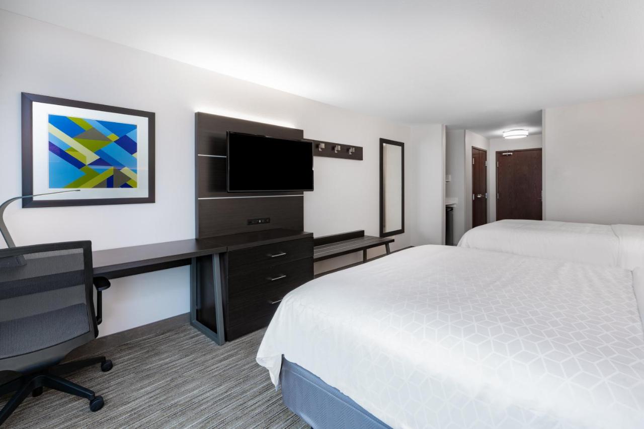 Queen Room with Two Queen Beds at Holiday Inn Express & Suites Trinidad by IHG