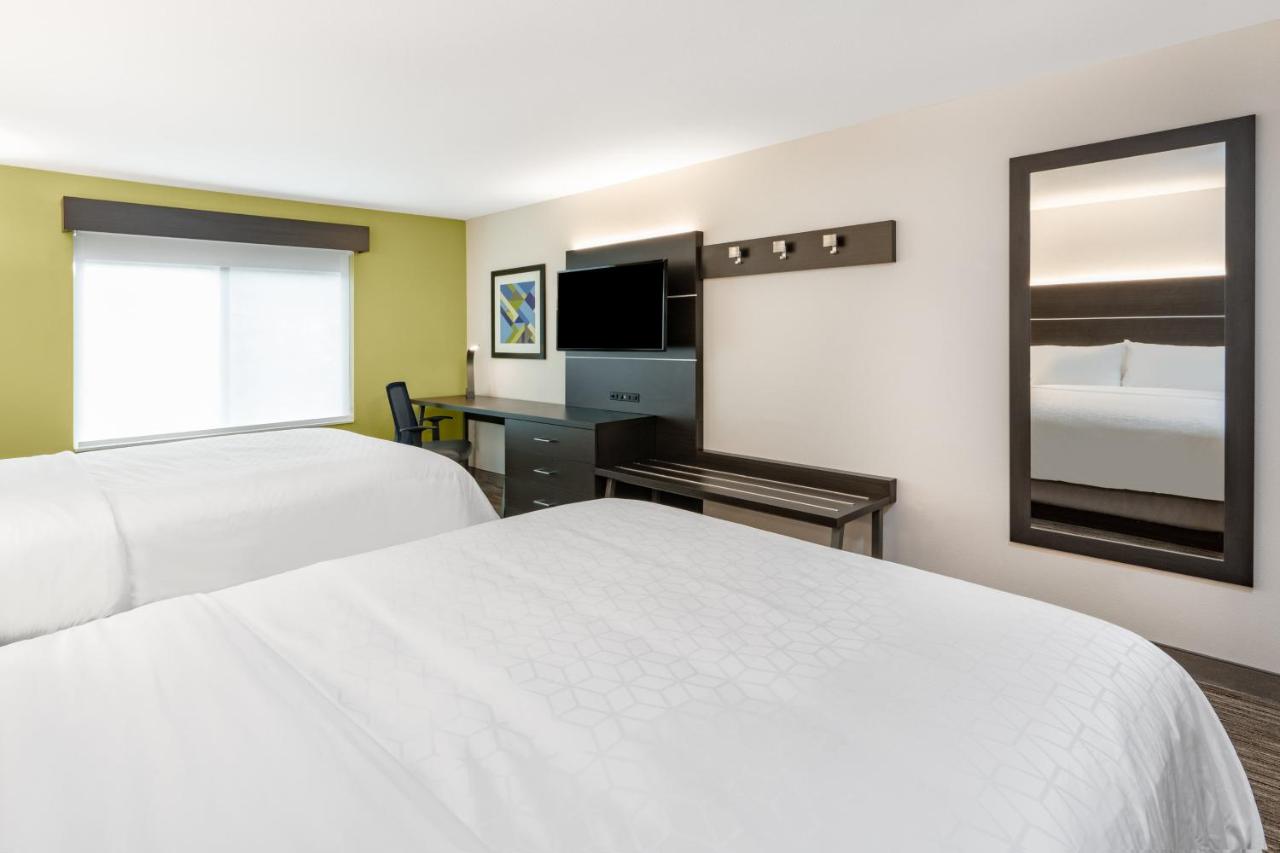 Queen Room with Two Queen Beds at Holiday Inn Express & Suites Trinidad by IHG
