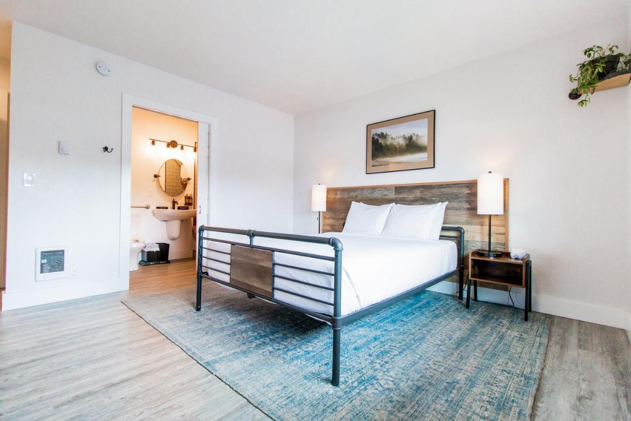 Single ADA Queen Room at SCP Depoe Bay