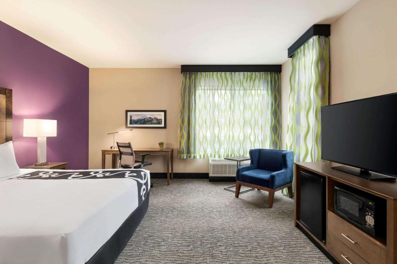 King Room with Hearing Impaired Access - Non-Smoking at La Quinta Inn & Suites by Wyndham Burlington