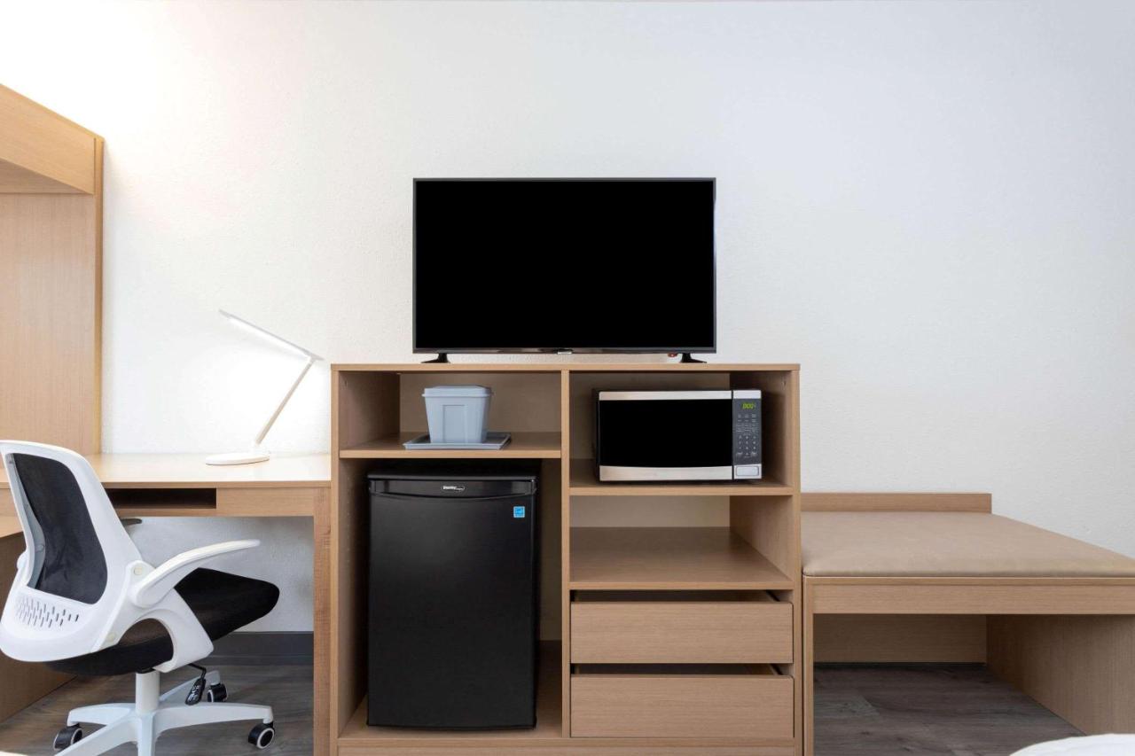 Queen Room - Mobility Access/Non-Smoking at Travelodge by Wyndham Elkhart