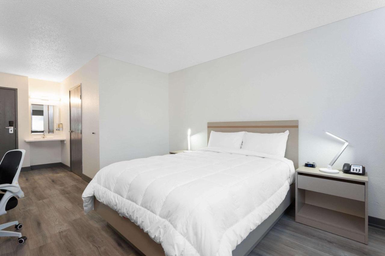 Queen Room - Mobility Access/Non-Smoking at Travelodge by Wyndham Elkhart