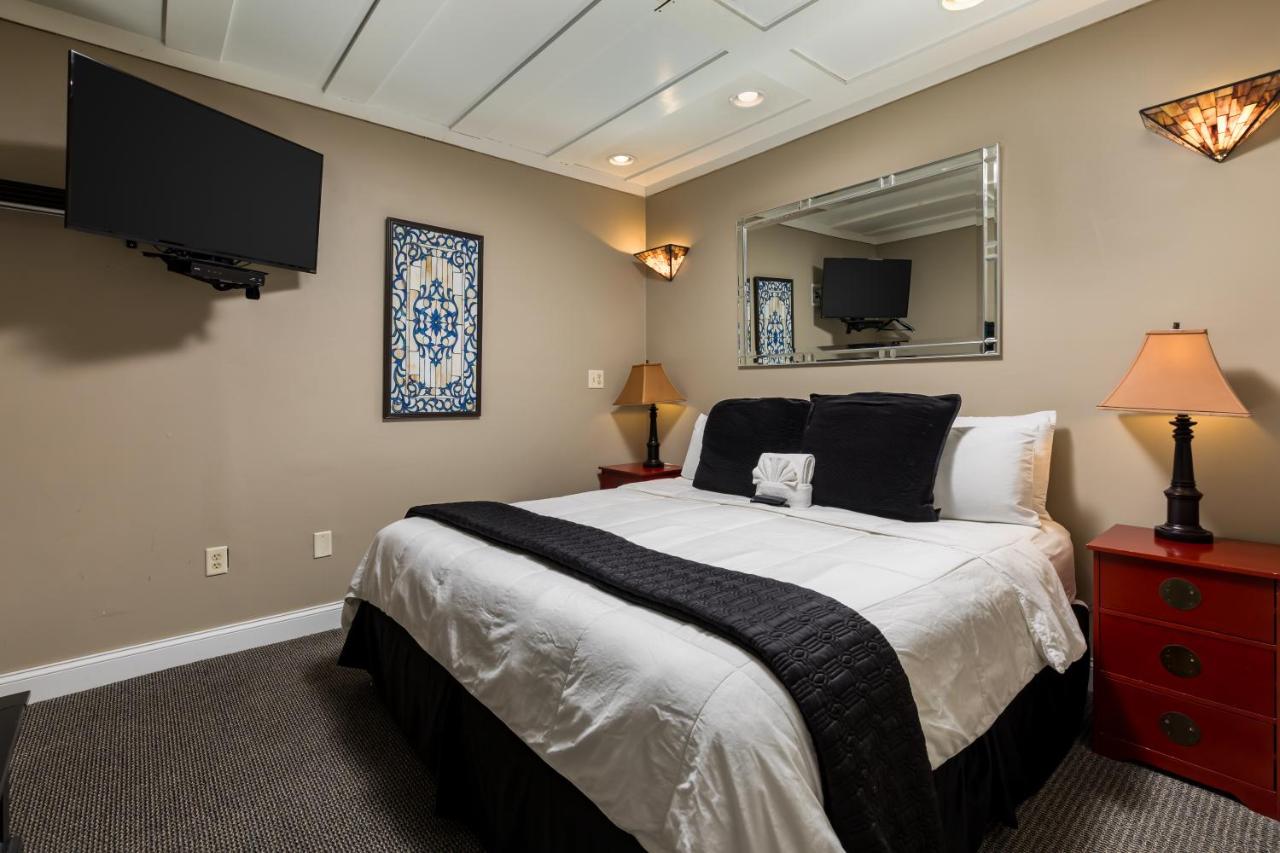 Suite with River View at Old Harbor Inn