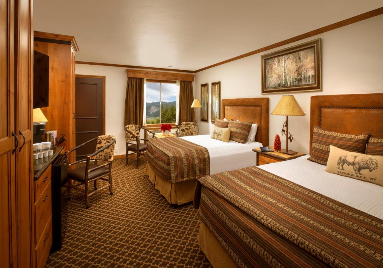 Superior Queen Room with Two Queen Beds at Parkway Inn of Jackson Hole