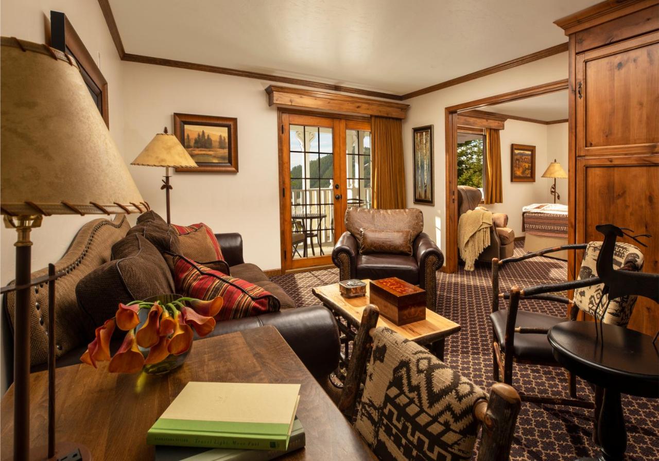 King Suite at Parkway Inn of Jackson Hole