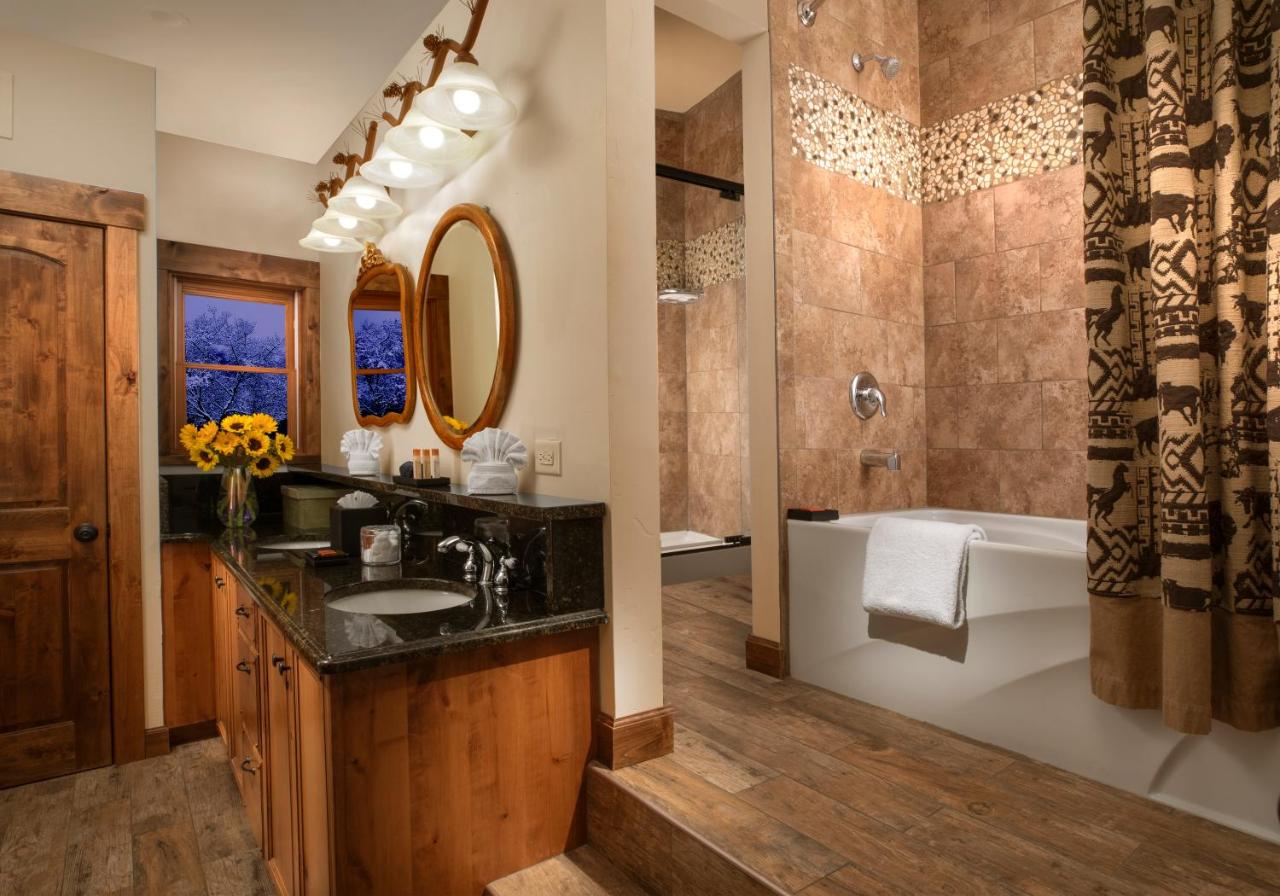 Suite with Balcony at Parkway Inn of Jackson Hole