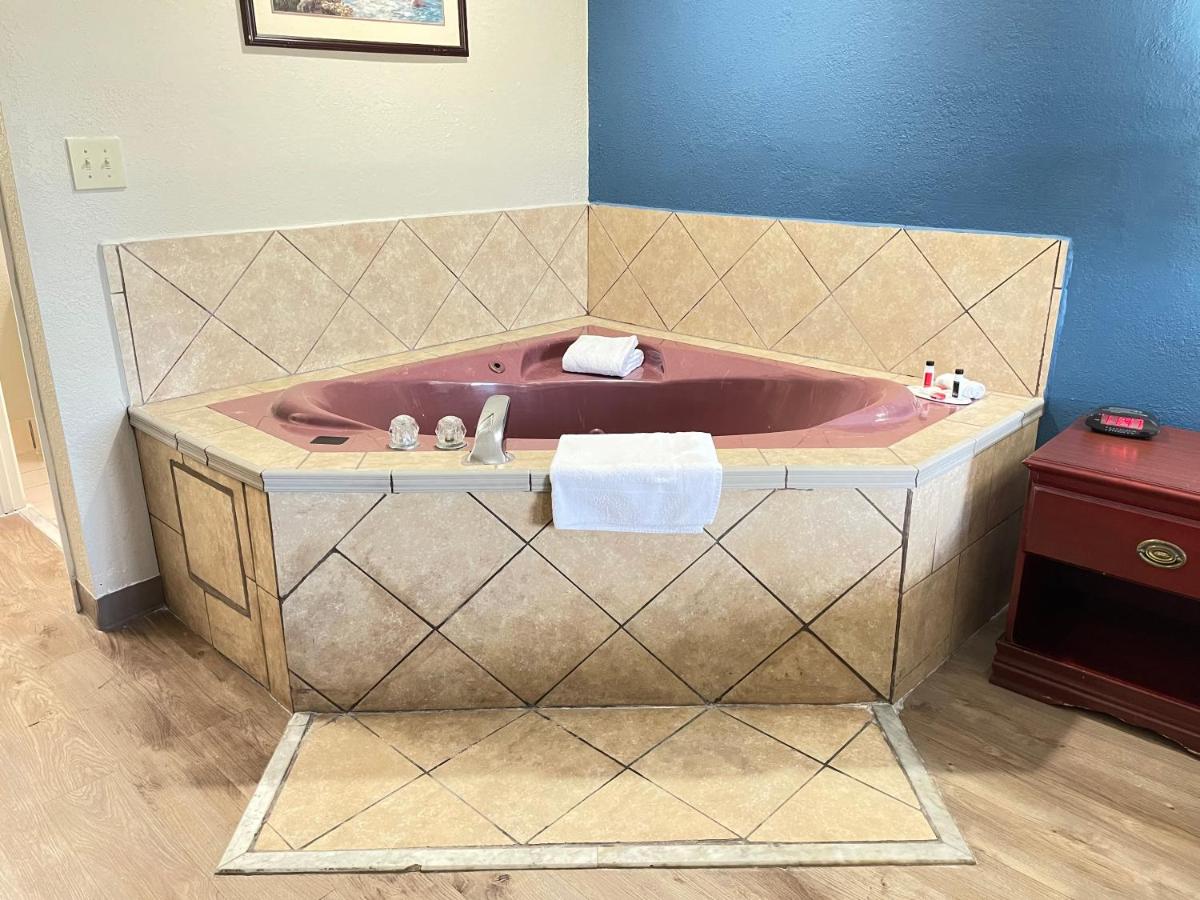 Deluxe King Room - Non-Smoking at Baymont by Wyndham Manning