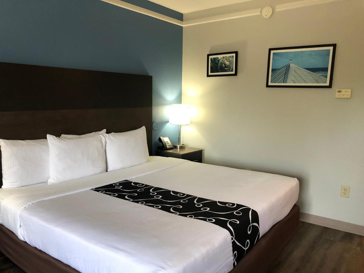 Deluxe King Room with Bath Tub - Mobility/Hearing Accessible - Non-Smoking at La Quinta by Wyndham PCB Coastal Palms