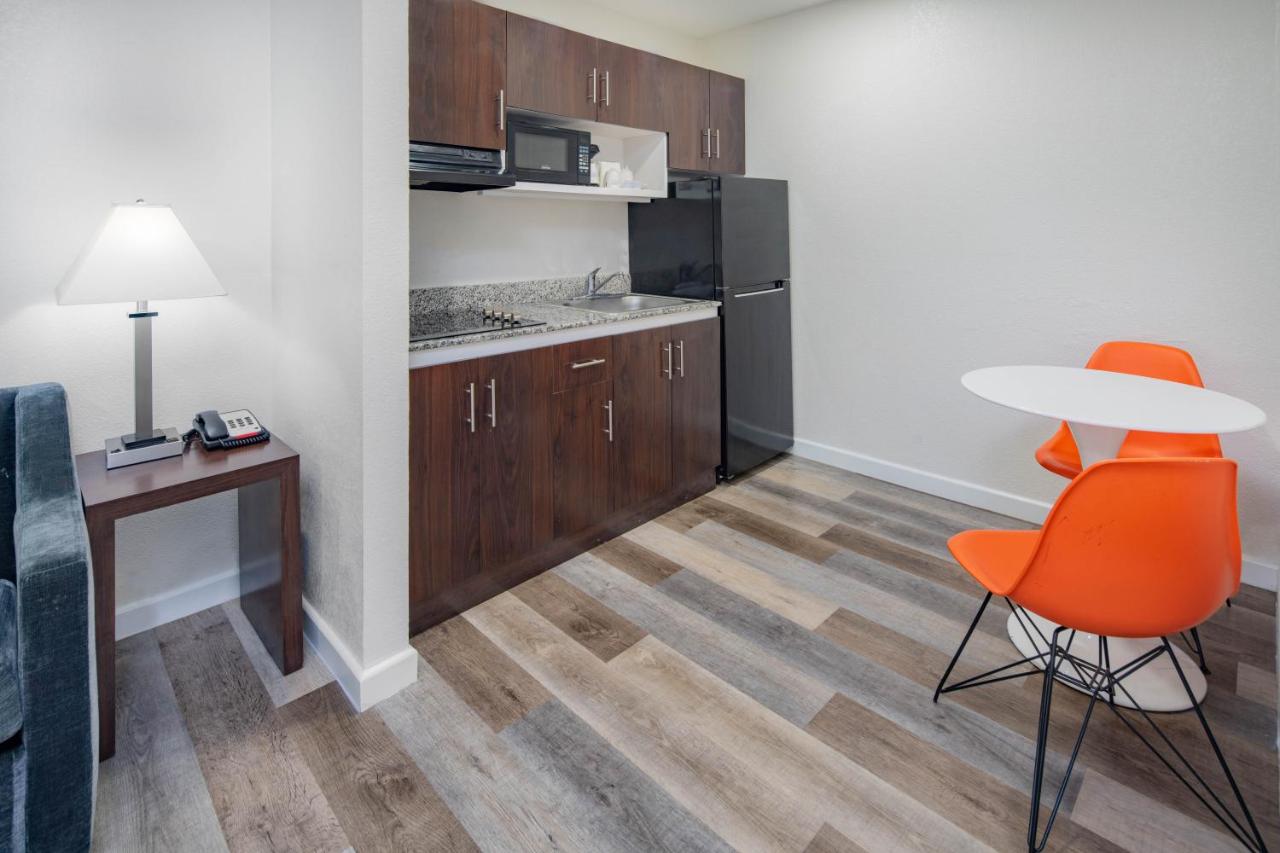 | Howard Johnson by Wyndham, Chula Vista/San Diego Hotel & Suites