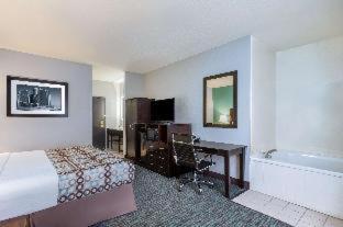 Room #27763334 at La Quinta Inn & Suites by Wyndham Knoxville East