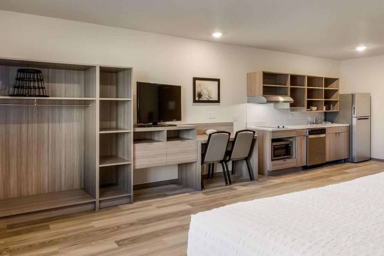 King Room with tub - Accessible/Non-Smoking at WoodSpring Suites Tacoma - Lakewood