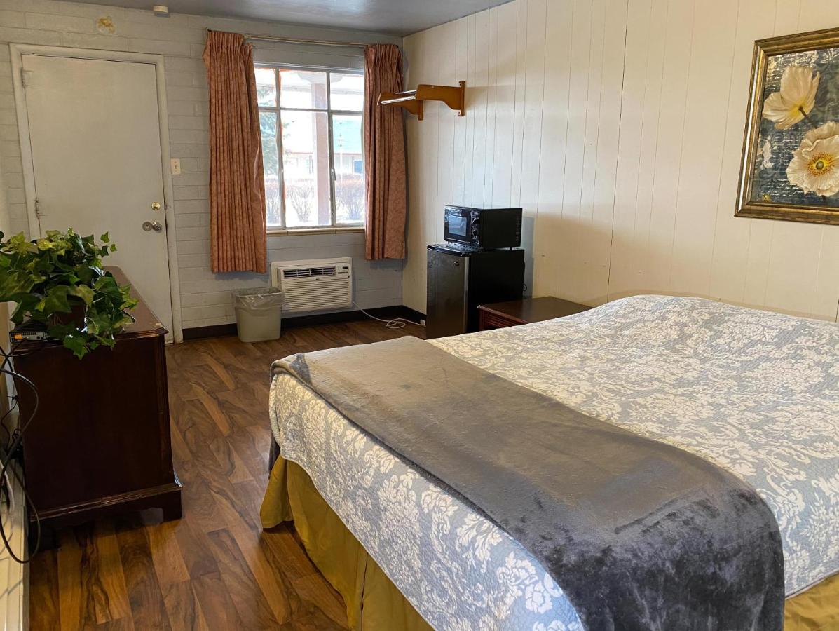 | Guest Ranch Motel