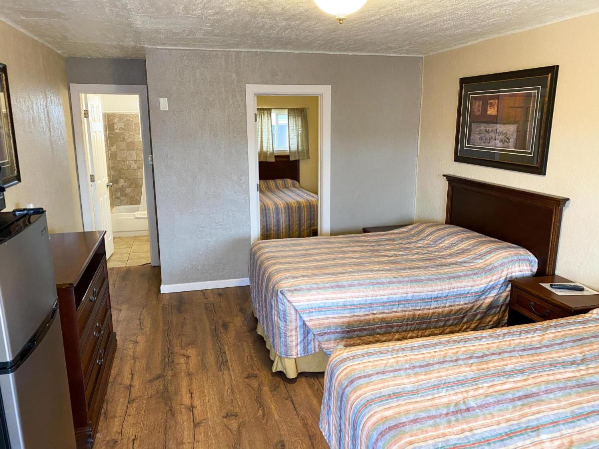 | Guest Ranch Motel