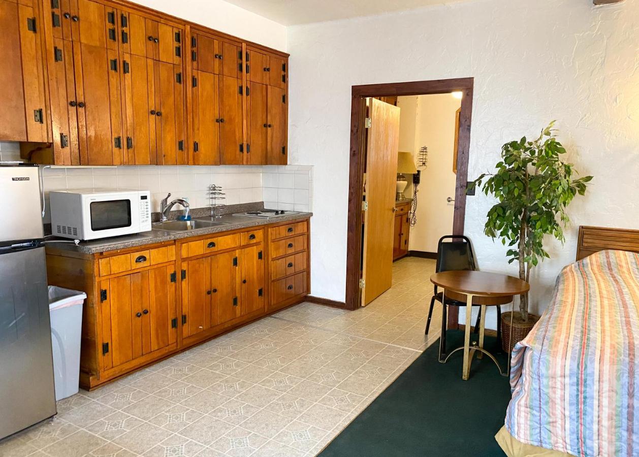 | Guest Ranch Motel