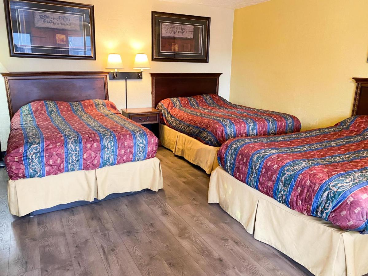 | Guest Ranch Motel