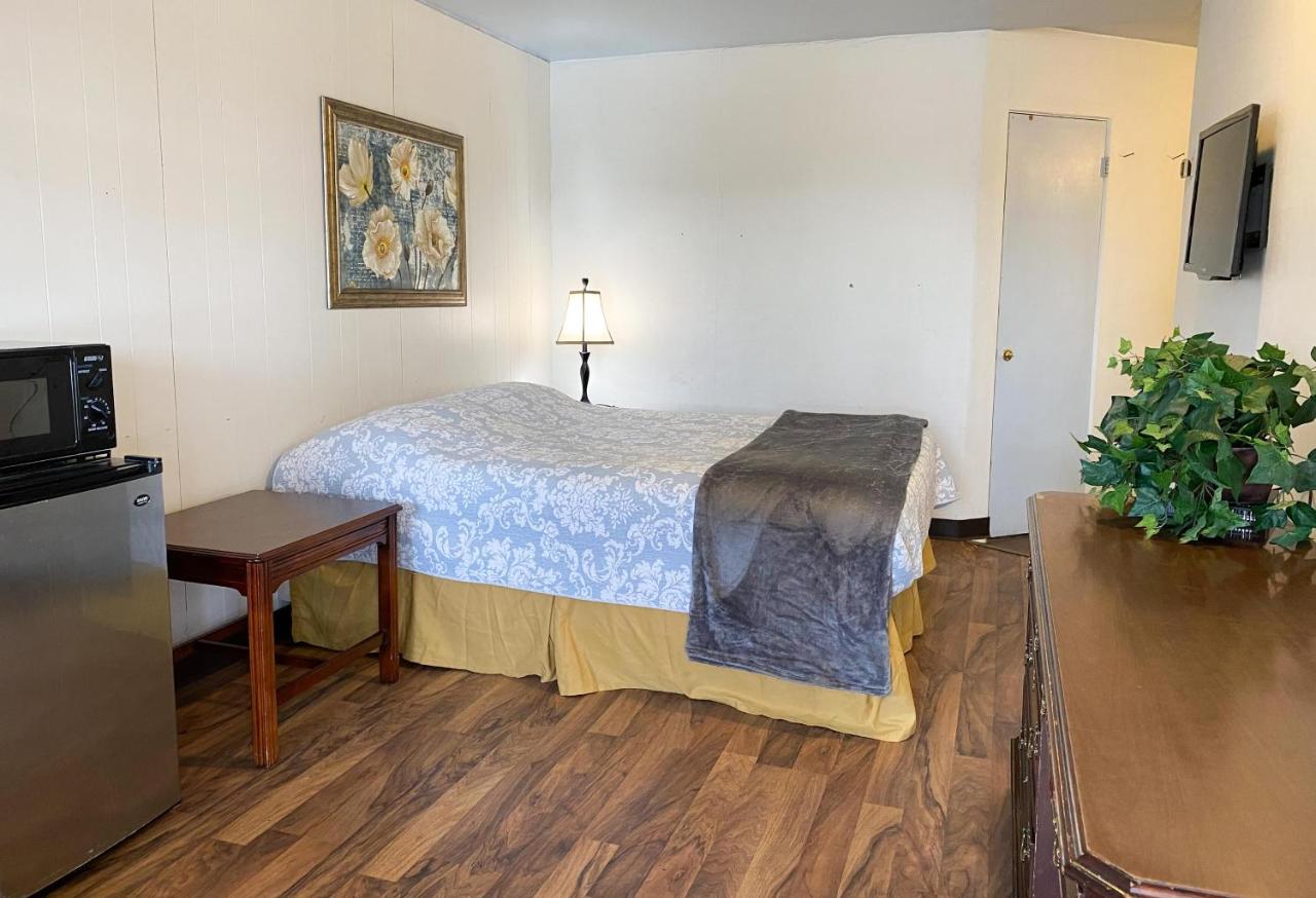 | Guest Ranch Motel