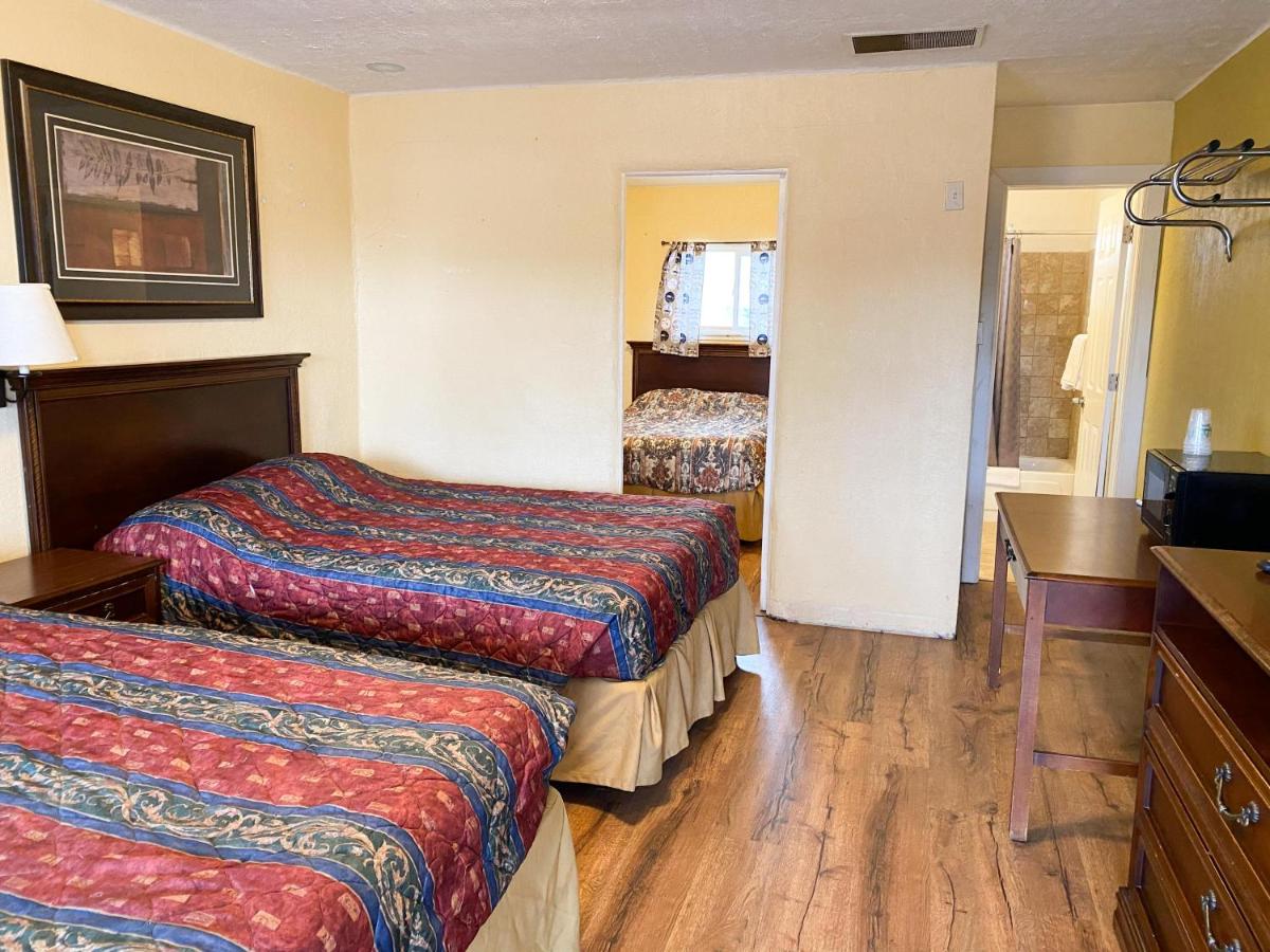 | Guest Ranch Motel