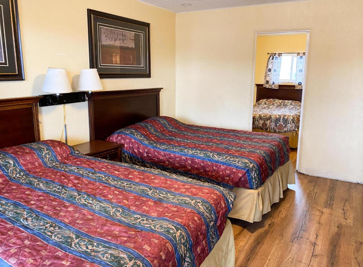 | Guest Ranch Motel