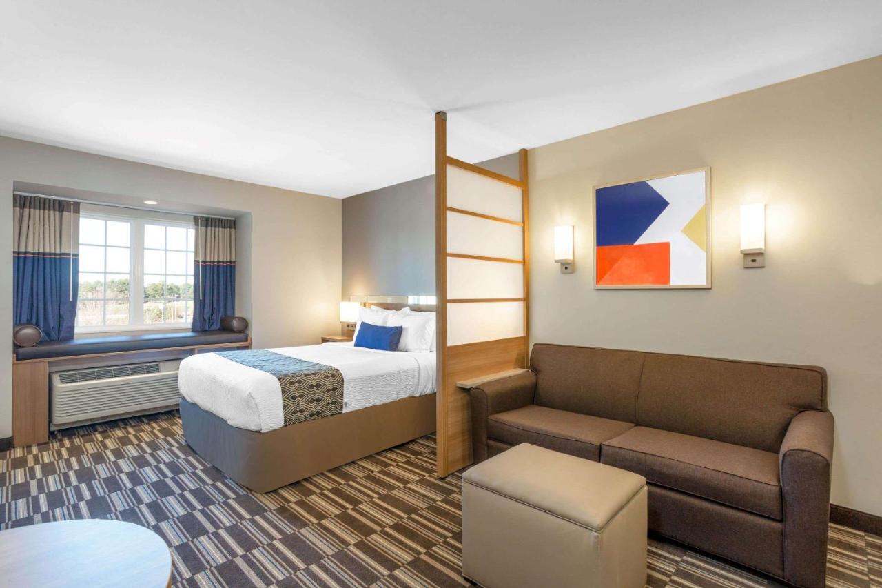 Queen Studio Suite - Mobility Access/Non-Smoking at Microtel Inn & Suites by Wyndham South Hill