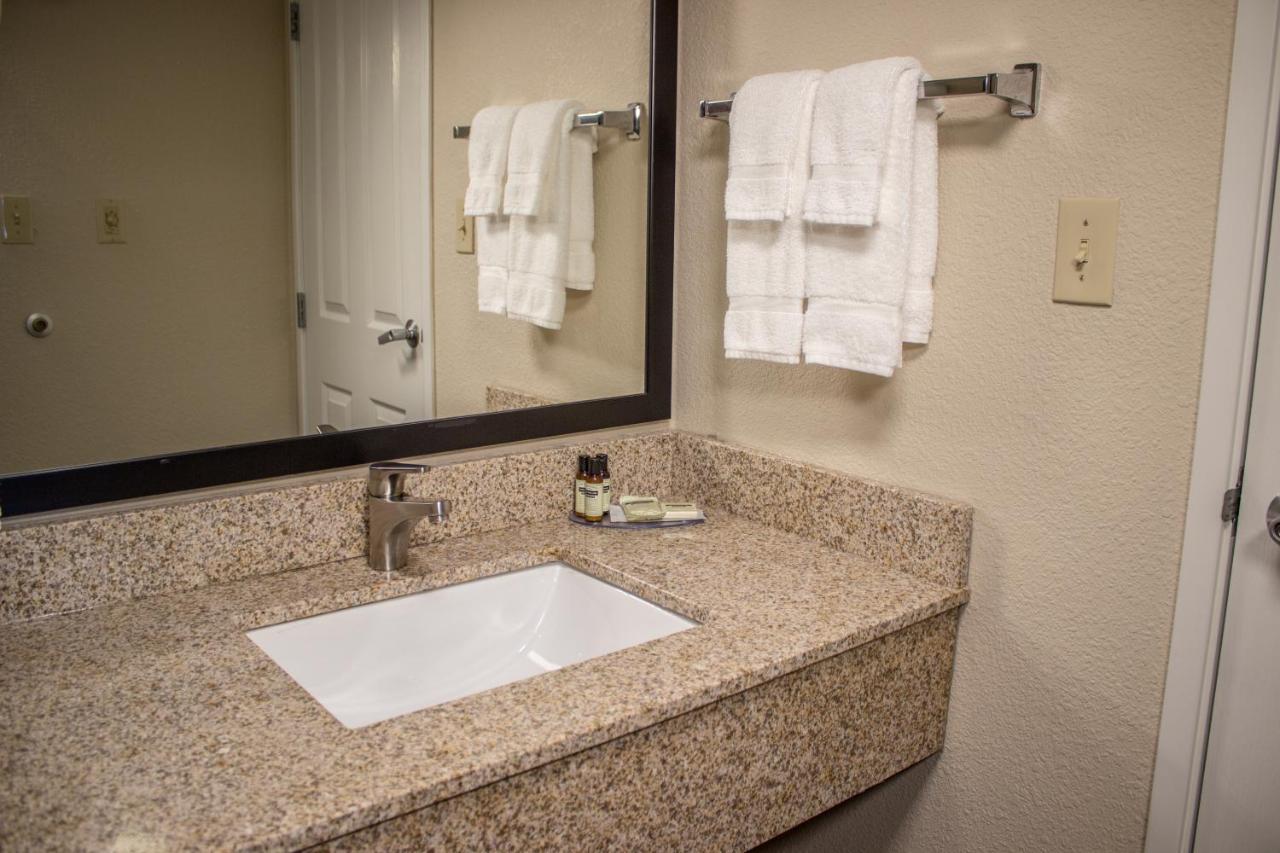 Deluxe Queen Room - Non-Smoking at Cobblestone Suites Oshkosh