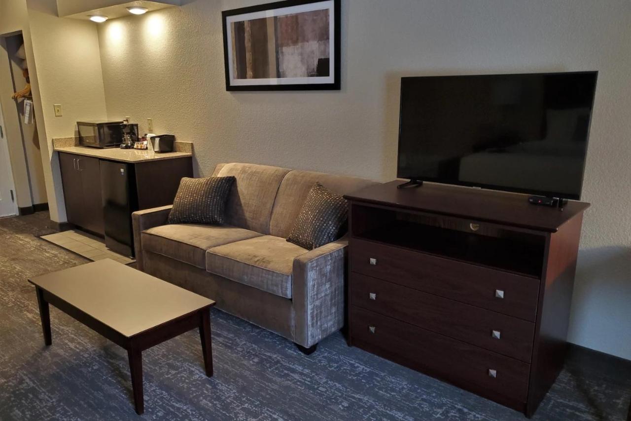 Deluxe King Room - Non-Smoking at Cobblestone Suites Oshkosh