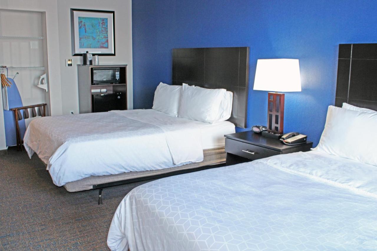 Suite - Hearing Accessible at Holiday Inn Express & Suites Bakersfield Airport by IHG