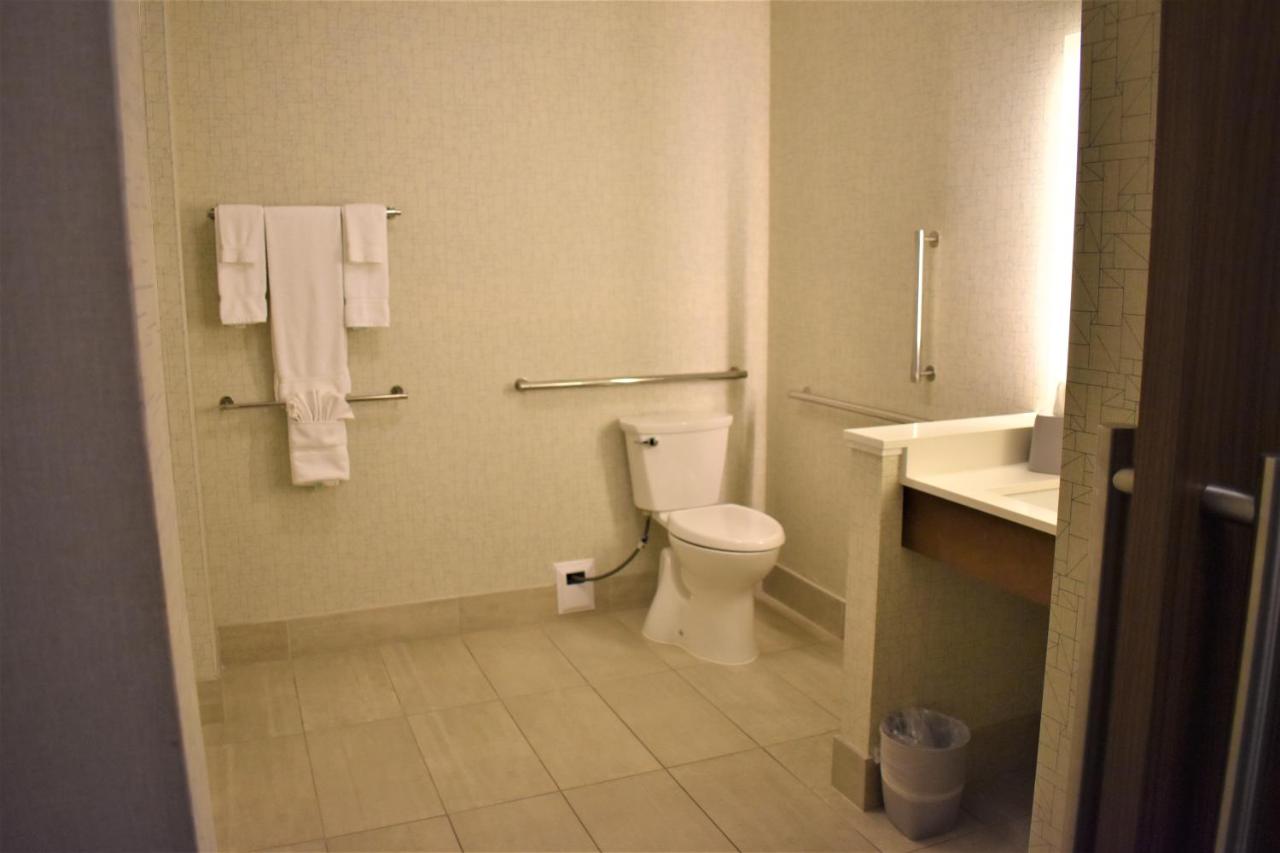 Queen Room with Two Queen Beds - Mobility Access Tub/Non-Smoking at Holiday Inn Express and Suites Gettysburg by IHG