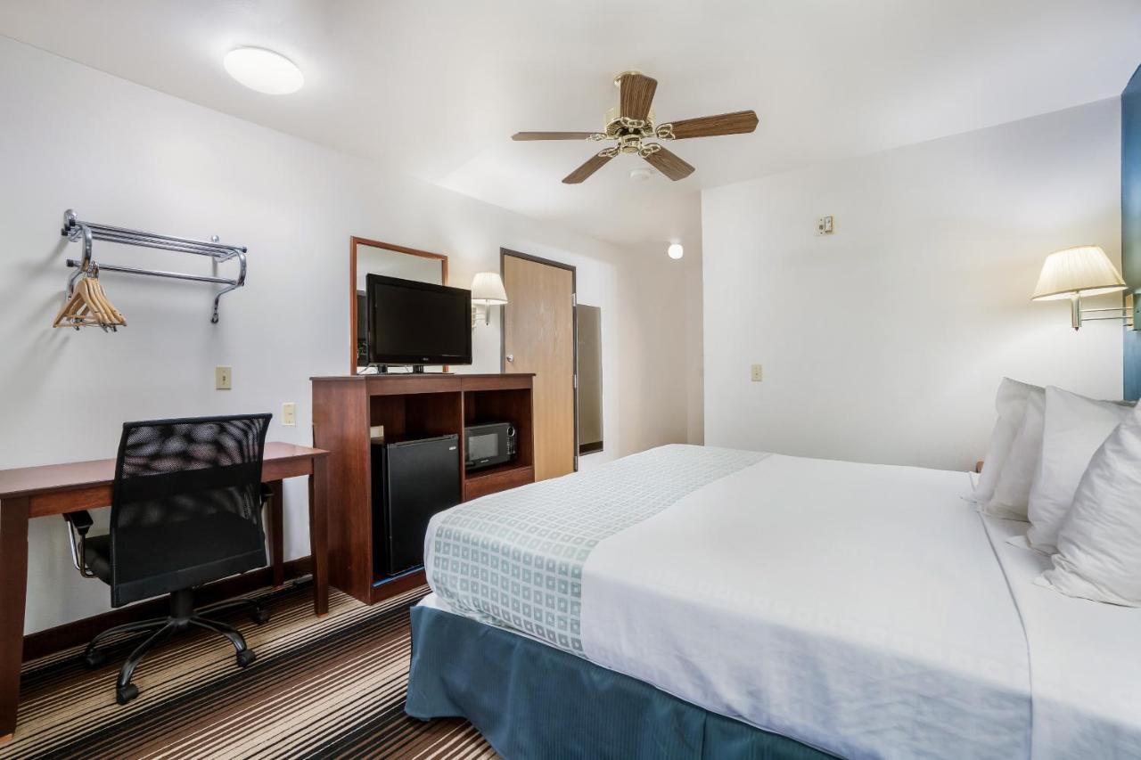 1 King Bed Accessible at Americas Best Value Inn Green River