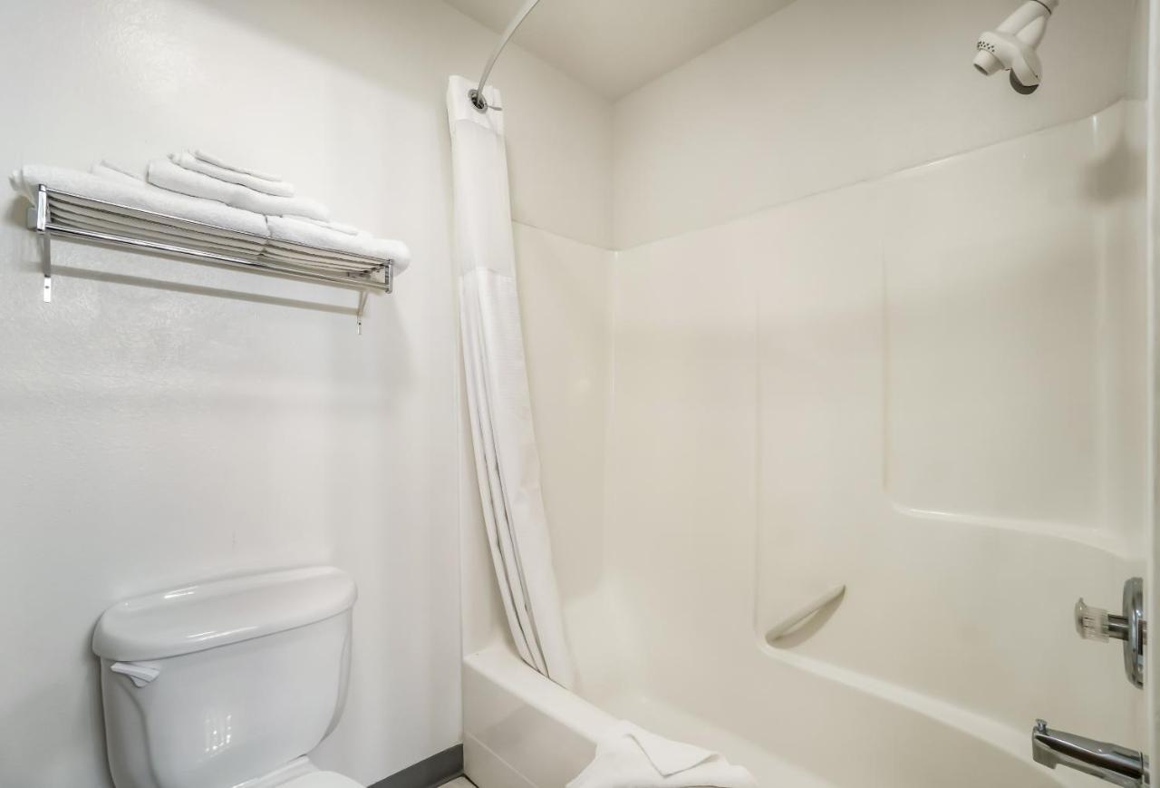 1 King Bed Non-Smoking at Americas Best Value Inn Green River