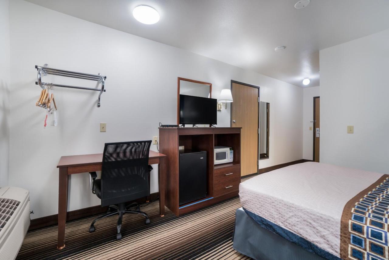 1 Queen Bed Accessible at Americas Best Value Inn Green River
