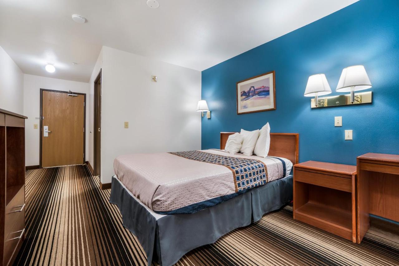1 Queen Bed Accessible at Americas Best Value Inn Green River