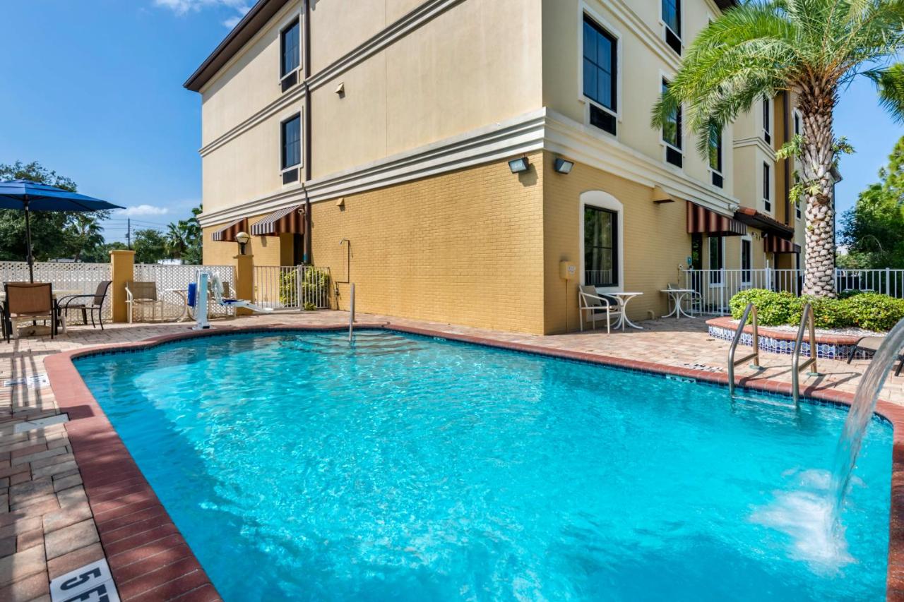 | Comfort Inn & Suites Northeast - Gateway