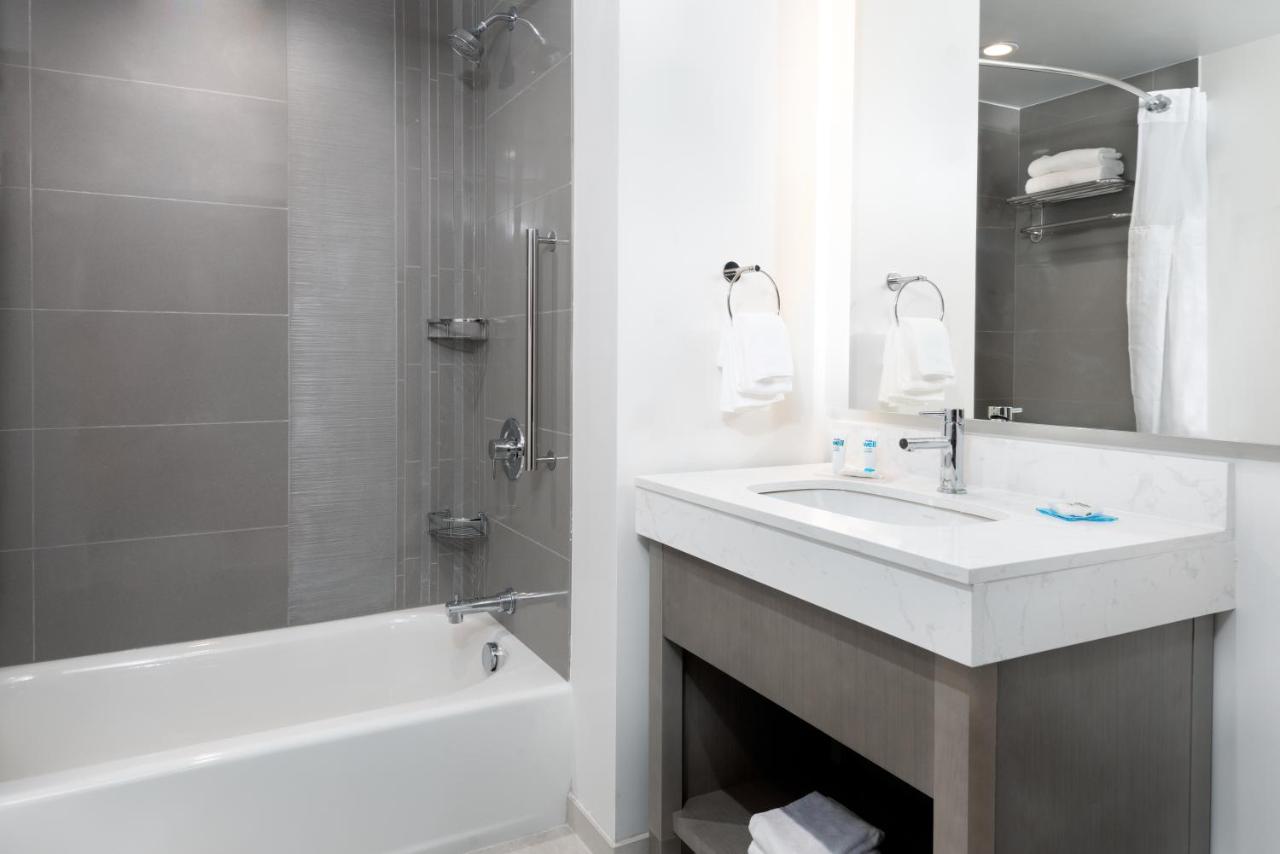 Queen Room at Hyatt House Tampa Airport Westshore