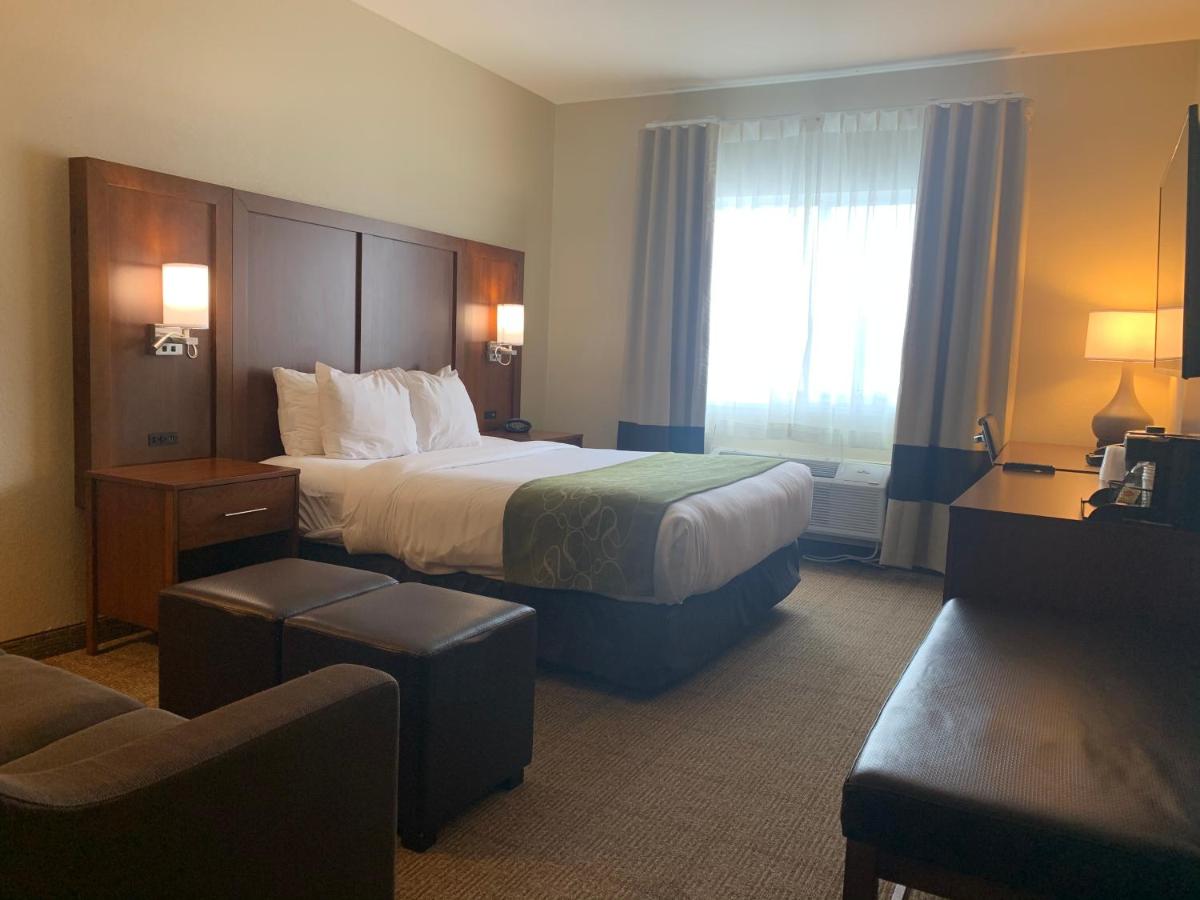 Queen Suite with Tub - Accessible/Non-Smoking at Comfort Suites Peoria I-74