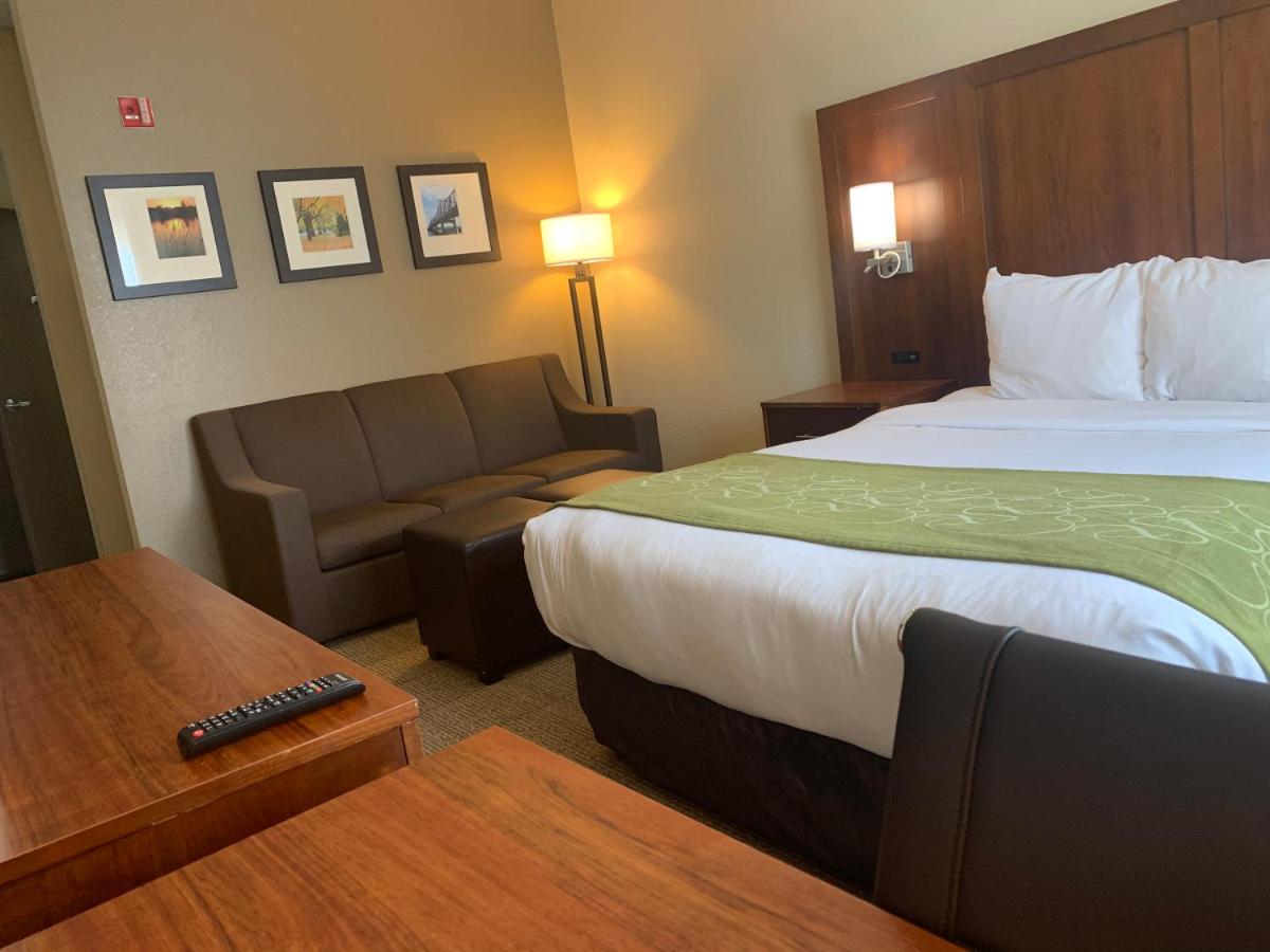 Queen Suite with Tub - Accessible/Non-Smoking at Comfort Suites Peoria I-74
