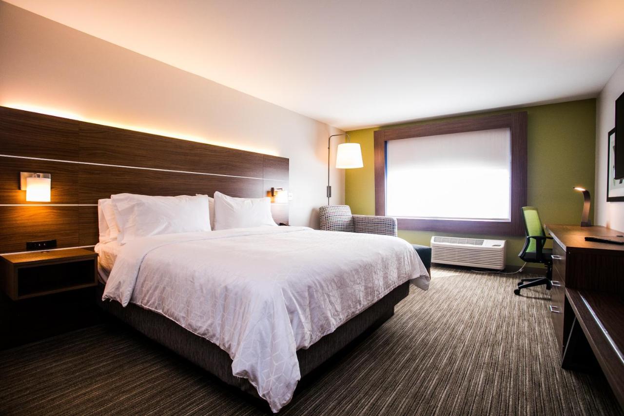Deluxe King Room - Mobility Access at Holiday Inn Express & Suites Rehoboth Beach by IHG