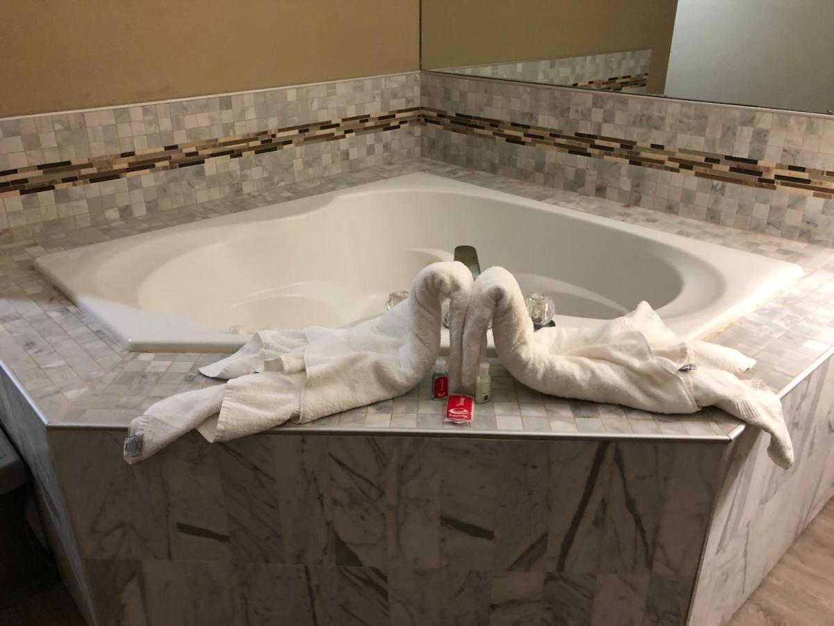 King Room with Spa Bath at Econo Lodge Newport Smoky Mountains Gateway