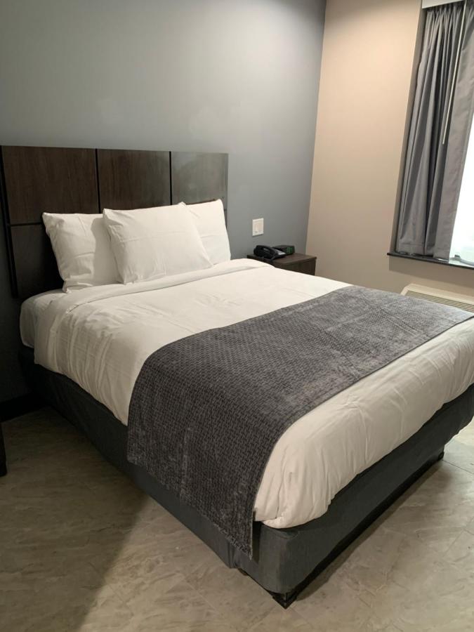 Queen Room at Alden Hotel