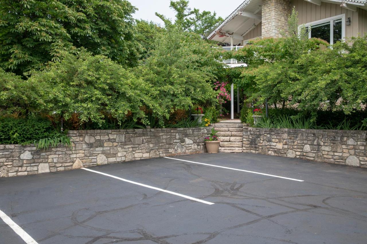 | Coachlite Inn